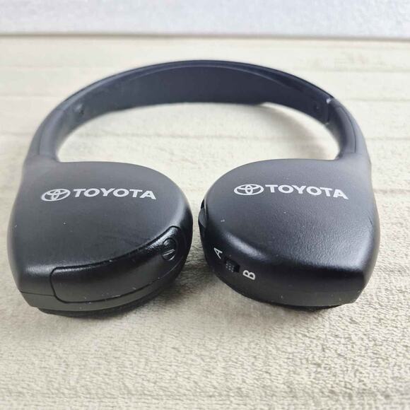 Toyota Wireless Headphones Rear Seat Entertainment DVD - Picture 2 of 5